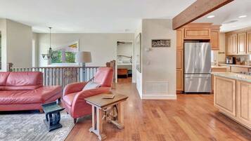 Smart TV, chimenea y oficina