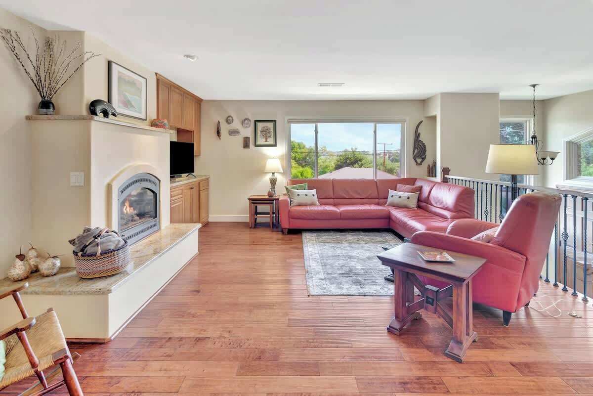 Smart TV, chimenea y oficina 