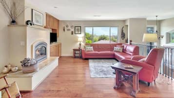 Smart TV, chimenea y oficina