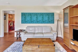 TV connectée, cheminée, espaces bureaux