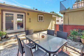 Outdoor dining - HiLLSIDE HaRMONY-Stroll to Downtown Just 3 Blocks (Paso Robles)
