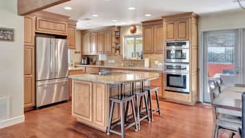 Refrigerador, microondas, horno y parrilla de estufa