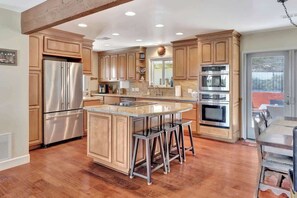 Fridge, microwave, oven, stovetop - HiLLSIDE HaRMONY-Walk to Downtown (Paso Robles)