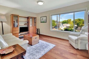 Smart TV, fireplace, offices