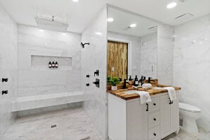Hair dryer, towels, soap, shampoo - 4 bedroom Luxury House in Family-friendly Peachtree City with Golf-cart Option (Peachtree City)