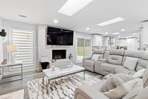 Smart TV, chimenea, tenis de mesa y estéreo 