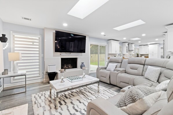 Smart TV, chimenea, tenis de mesa y estéreo 