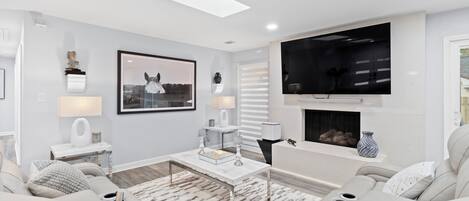 Smart TV, fireplace, ping pong, stereo