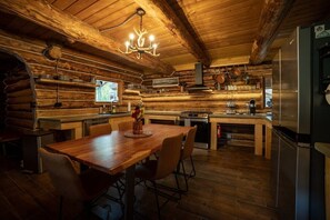 House, Private Bathroom, River View (The Airstrip) | Restaurant - The Airstrip (Talkeetna)