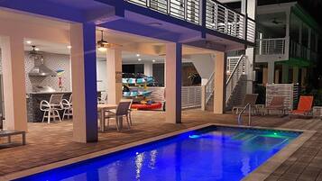 Luxe huis, privébadkamer, uitzicht op zee | Buitenzwembad | Een buitenzwembad, een verwarmd zwembad en ligstoelen