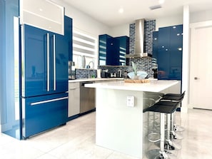 High chair, ice maker - Coastline Marine Extremes Chilln (Marathon)