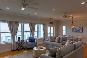 Smart TV, books - “Beach’d Pearl” Beach house with Private Beach and Pier in Ocean Springs (Ocean Springs)