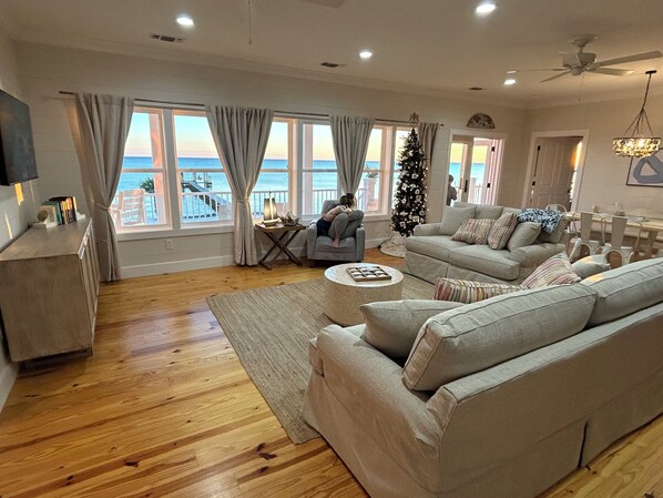 Smart TV, books - “Beach’d Pearl” Beach house with Private Beach and Pier in Ocean Springs (Ocean Springs)