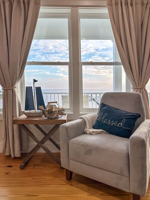 Smart TV, books - “Beach’d Pearl” Beach house with Private Beach and Pier in Ocean Springs (Ocean Springs)