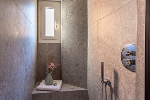 Dusche, Haartrockner, Bidet, Handtücher