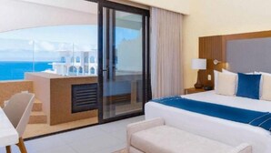 Une chambre d’hôtel avec un balcon, un lit, un bureau et une chaise.
