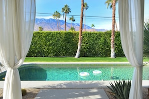 Outdoor pool - Spacious 4-bedroom Mid-Century house in Palm Springs (Palm Springs)