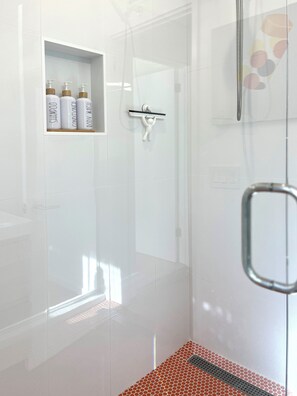 Shower, hair dryer, towels, soap - Spacious 4-bedroom Mid-Century house in Palm Springs (Palm Springs)