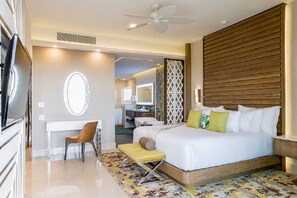 1 sovrum, värdeförvaringsskåp på rummet och skrivbord