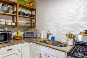 雪櫃、微波爐、焗爐、爐具