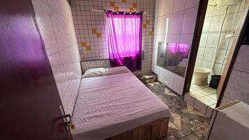 Quarto casal | Wi-Fi de cortesia, roupa de cama