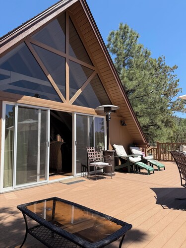 Beautiful cabin, stunning view, spacious deck. Price includes cleaning fee, etc.