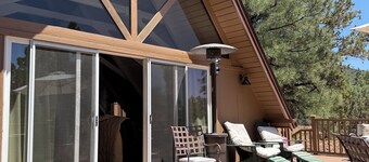 Beautiful cabin, stunning view, spacious deck. Price includes cleaning fee, etc.