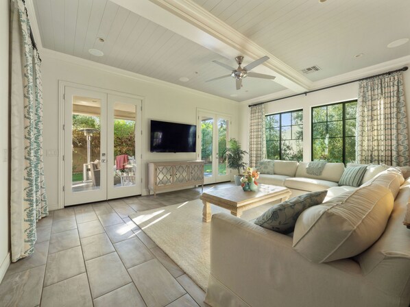 Smart TV, fireplace - Olive Treeside, a luxury oasis with a pool, pizza oven, grill, fireplace (Chandler)