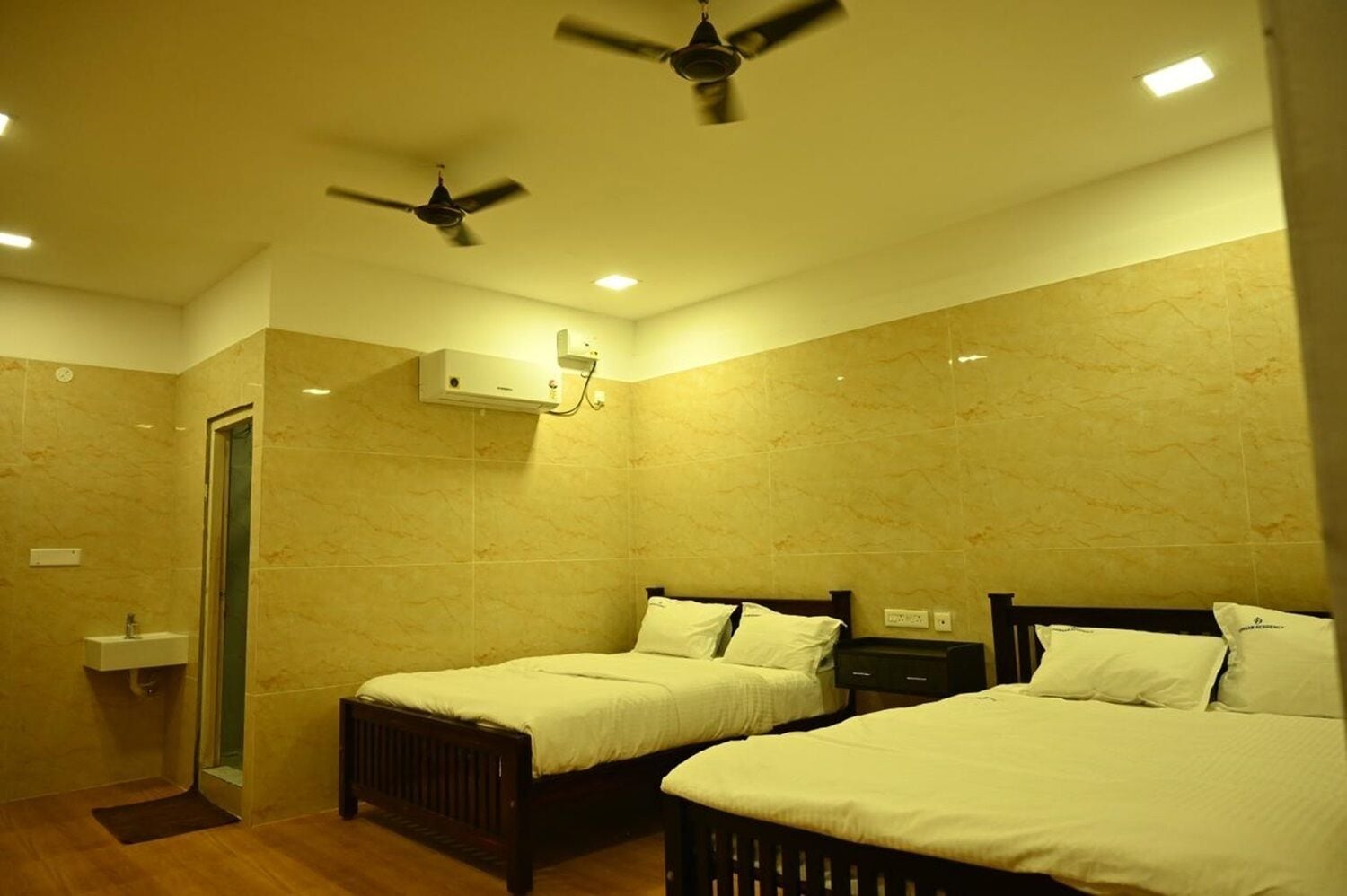 Family Room | Desk, free WiFi