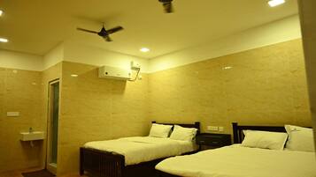 Family Room | Desk, free WiFi