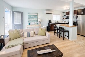 Apartemen, patio | Area keluarga | TV layar datar