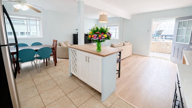 Una cocina moderna con comedor, una isla integrada y vistas al exterior.