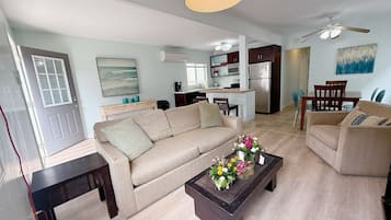 Appartement, terras | Woonruimte | Flatscreentelevisie