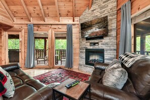 Smart TV, fireplace - Hot Tub, Indoor Pool, Game Loft, Mini Golf, Mountain Views, Near Dollywood (Sevierville)