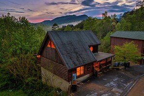 Exterior - Hot Tub · Community Pools · Game Loft · King Suites · Near Dollywood · Mountain (Sevierville)
