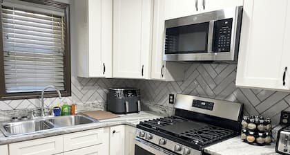 Charming 1-bedroom house with screened in patio near downtown Montgomery