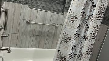 Haartrockner, Handtücher, Toilettenpapier