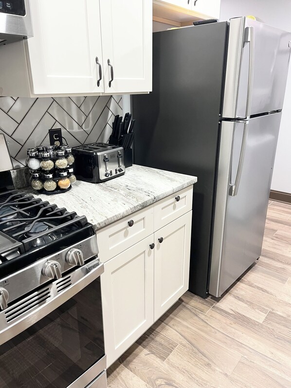 Microwave, oven, stovetop - Charming 1-bedroom house with screened in patio near downtown Montgomery (Montgomery)