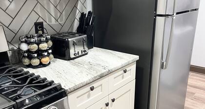 Charming 1-bedroom house with screened in patio near downtown Montgomery