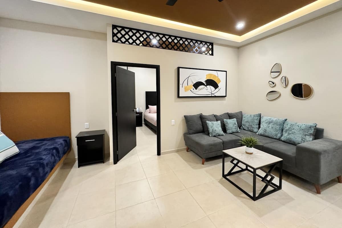 Suite Grand, varias camas, refrigerador, planta baja | 1 habitación, ropa de cama de alta calidad, edredón y minibar