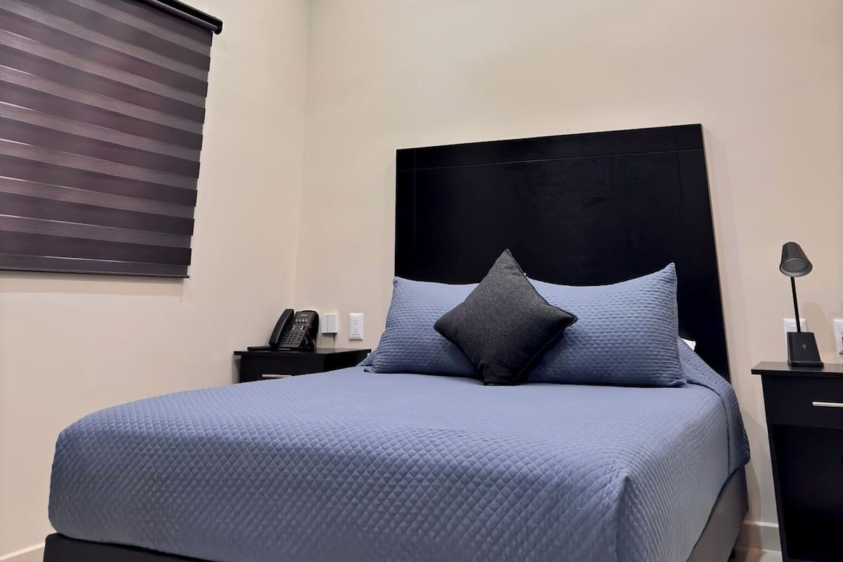 Suite estándar, 1 cama Queen size, aire acondicionado, planta baja | 1 habitación, ropa de cama de alta calidad, edredón y minibar