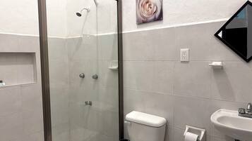 Habitación estándar, para no fumadores, baño privado | Baño | Regadera, toallas, jabón, shampoo