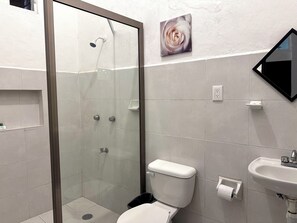 Standard Room, Non Smoking, Private Bathroom | Bathroom