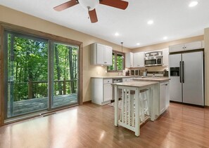 Kühlschrank, Mikrowelle, Ofen, Geschirrspüler