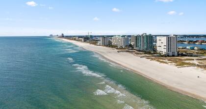 Warm Winter Escape, Spacious 4BR Home, Pool, Walk to the Beach!