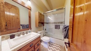 Douche, séchoir à cheveux, bidet, serviettes fournies