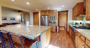 Mikrovågsugn, ugn, spishäll och diskmaskin