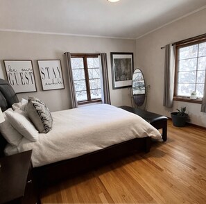 4 bedrooms, desk, iron/ironing board, travel cot