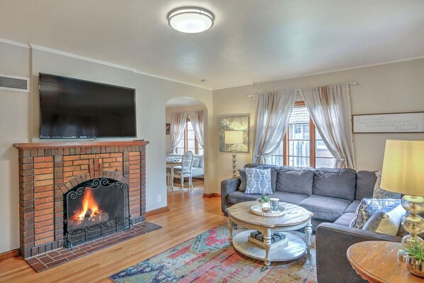 Smart-TV, Kamin, DVD-Player, Bücher