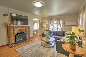 Smart TV, fireplace, DVD player, books